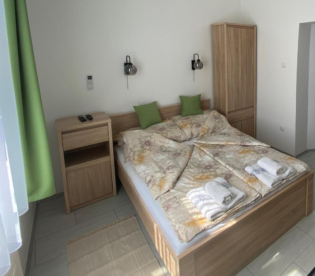 Rad-Var Apartmanhaz Eger Exteriör bild