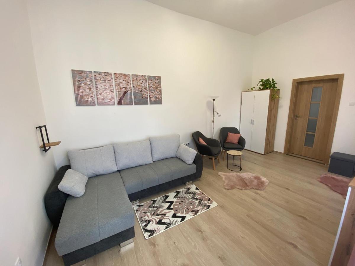 Rad-Var Apartmanhaz Eger Exteriör bild