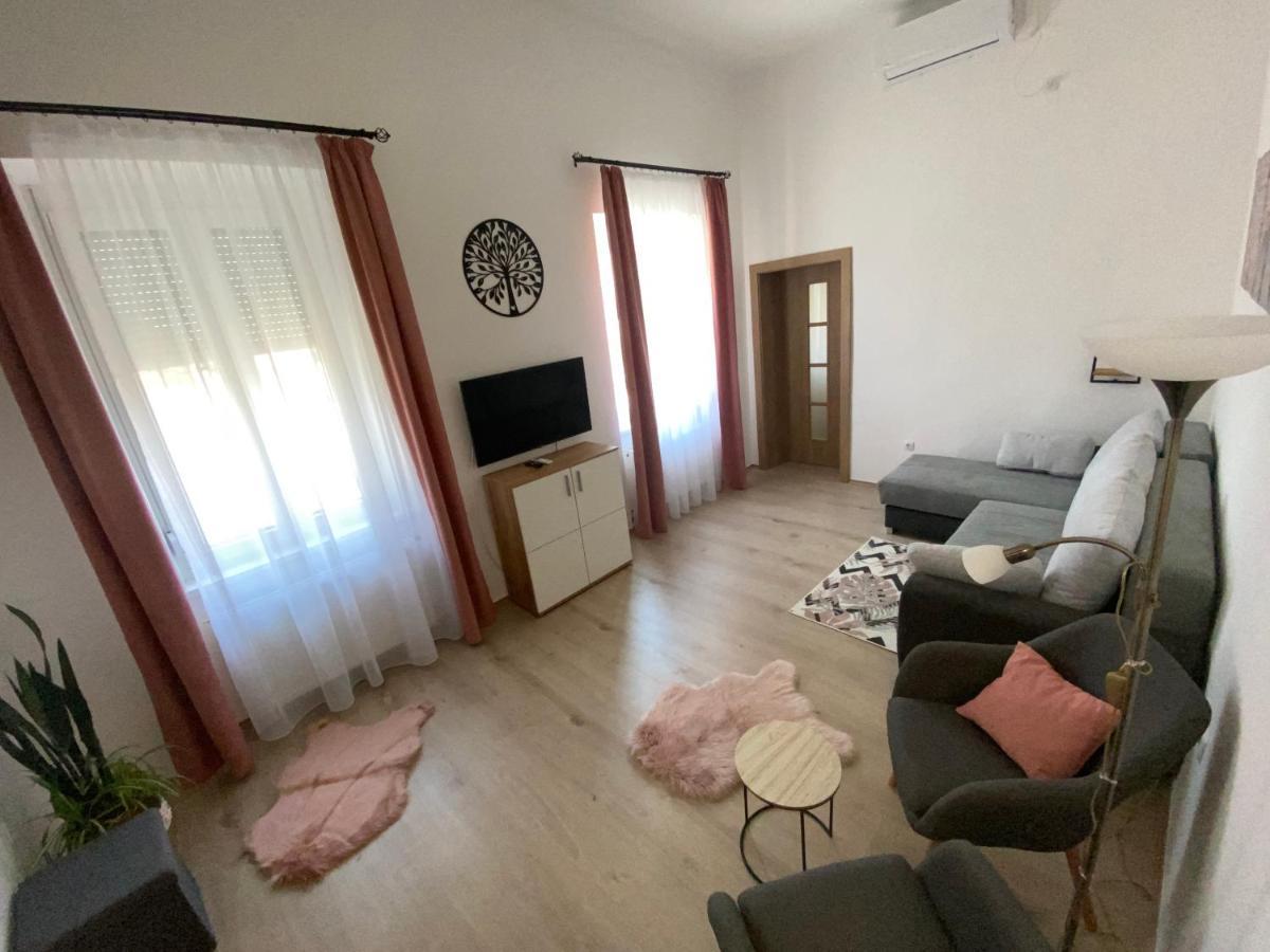 Rad-Var Apartmanhaz Eger Exteriör bild