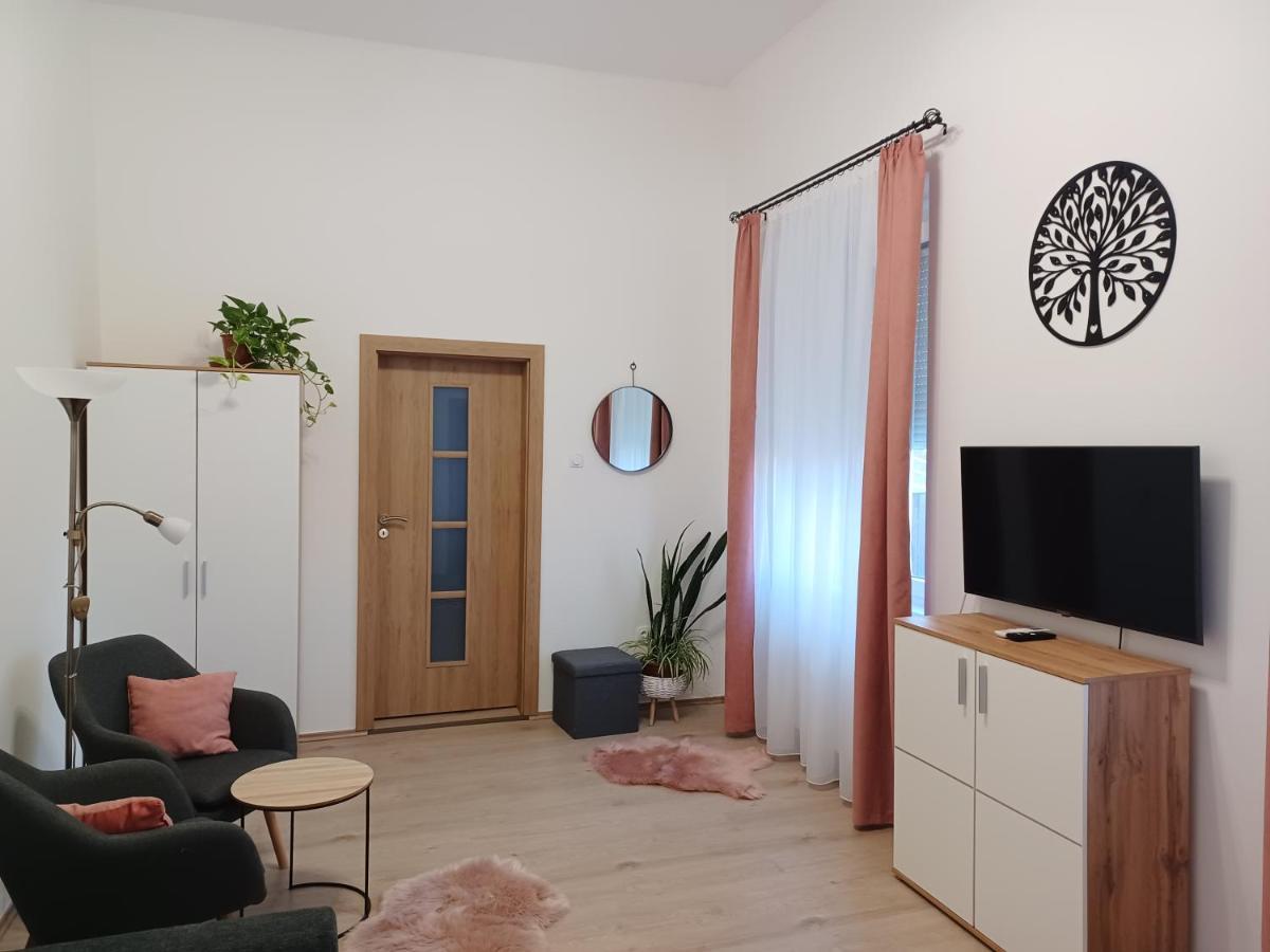 Rad-Var Apartmanhaz Eger Exteriör bild