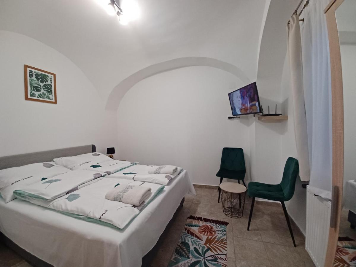 Rad-Var Apartmanhaz Eger Exteriör bild