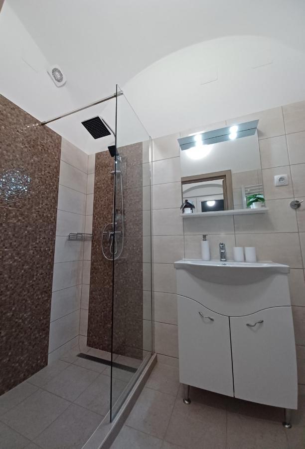 Rad-Var Apartmanhaz Eger Exteriör bild